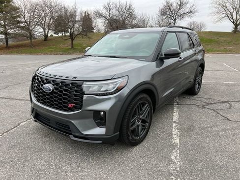 Used 2025 Ford Explorer ST image 5