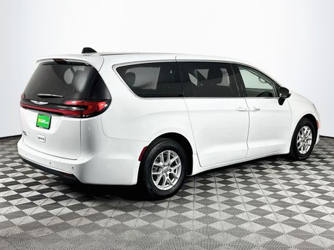 Used 2023 Chrysler Pacifica Touring-L FWD image 8