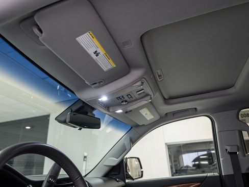 Used 2017 Cadillac Escalade ESV Luxury RWD image 6