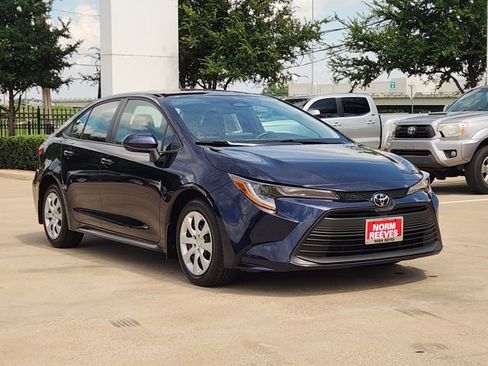 Used 2025 Toyota Corolla LE FWD image 2