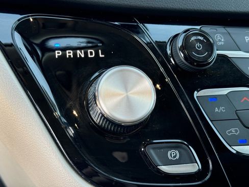 Used 2024 Chrysler Pacifica Touring-L image 32