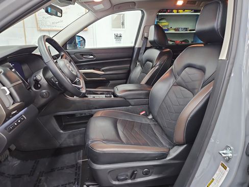 Used 2023 Nissan Pathfinder Platinum w/ Lighting Package (N92) image 3