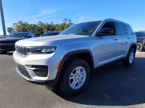 New 2025 Jeep Grand Cherokee Laredo image 4