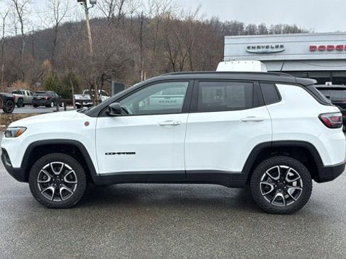 Certified 2025 Jeep Compass Trailhawk w/ Trailhawk Elite Group image 4