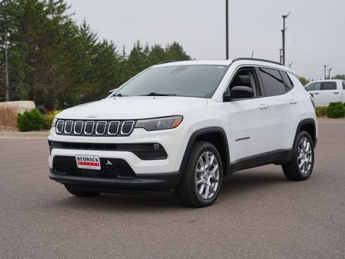 Used 2022 Jeep Compass Latitude w/ Sun and Sound Group AWD/4WD image 7