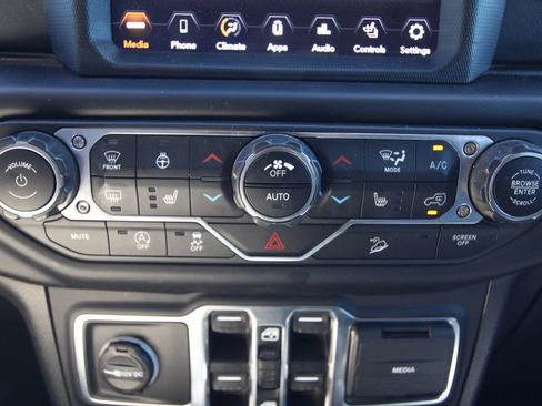Used 2019 Jeep Wrangler Unlimited Sahara w/ Dual Top Group AWD/4WD image 28