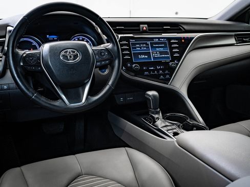 Used 2018 Toyota Camry SE image 4