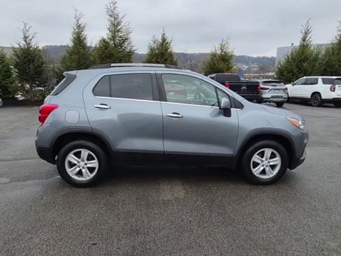 Used 2019 Chevrolet Trax LT w/ LT Convenience Package image 2