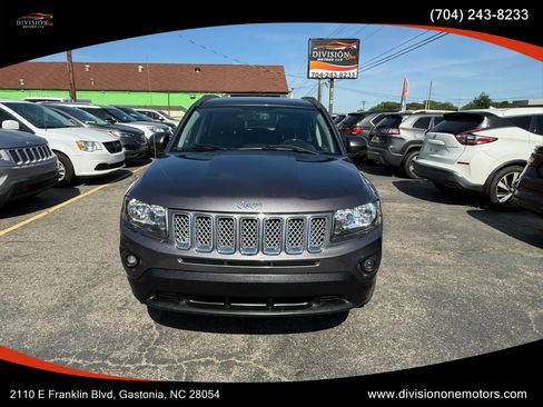 Used 2017 Jeep Compass Latitude AWD/4WD image 3