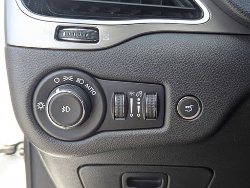 Used 2019 Jeep Cherokee Limited w/ Technology Group FWD image 35