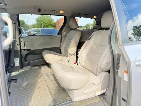 Used 2017 Toyota Sienna XLE w/ Outdoor Package FWD image 11