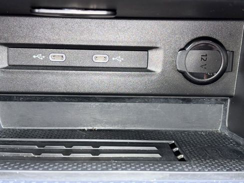 Used 2025 Volkswagen Taos SE FWD image 19