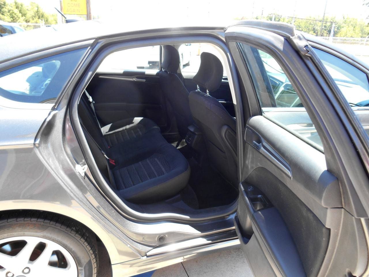 Used 2016 Ford Fusion SE FWD image 11