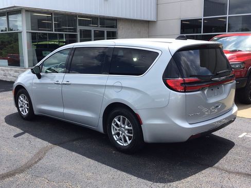 Certified 2024 Chrysler Pacifica Touring-L FWD image 6