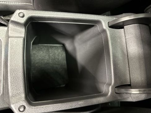 Used 2021 Volkswagen Tiguan SE image 37