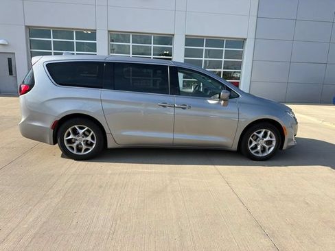 Used 2019 Chrysler Pacifica Touring Plus w/ Tire & Wheel Group FWD image 4