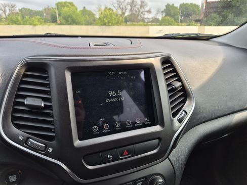 Used 2020 Jeep Cherokee Trailhawk AWD/4WD image 20