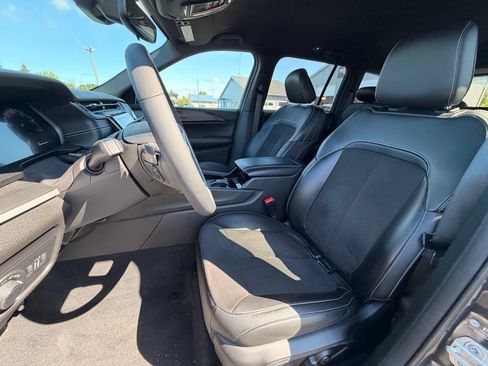 Used 2023 Jeep Grand Cherokee Altitude AWD/4WD image 8