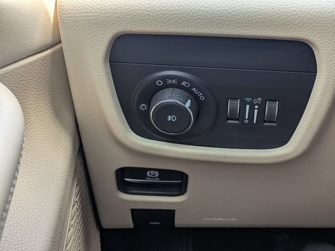 Used 2023 Jeep Grand Cherokee L Limited w/ Luxury Tech Group II RWD image 31