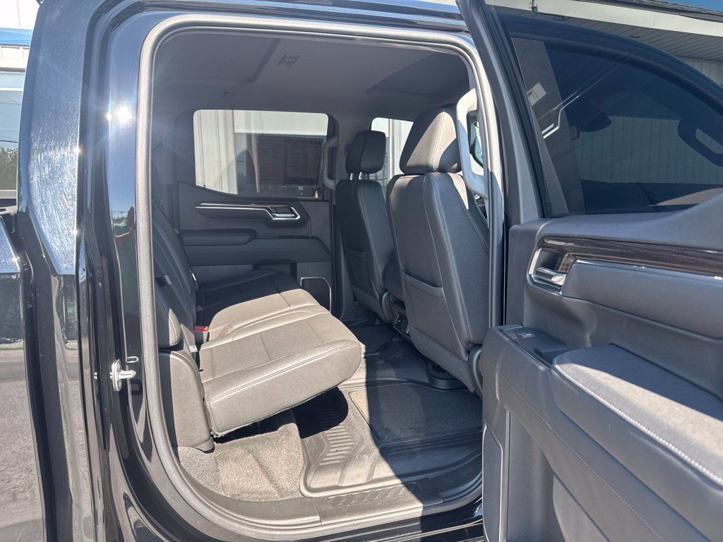 Used 2023 Chevrolet Silverado 1500 LT w/ Leather Package AWD/4WD image 21