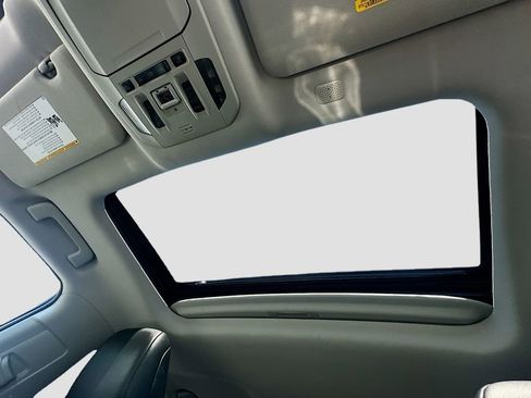 Used 2020 Toyota Highlander XLE FWD image 19