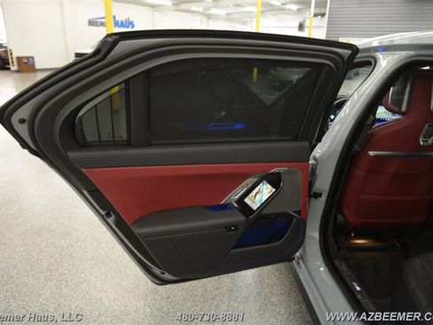 Used 2024 BMW 740i w/ M Sport Professional Package image 40