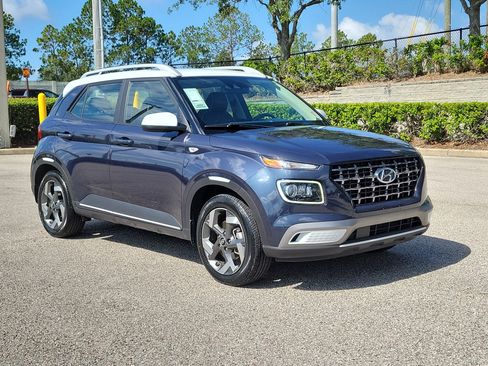 Used 2020 Hyundai Venue FWD image 3