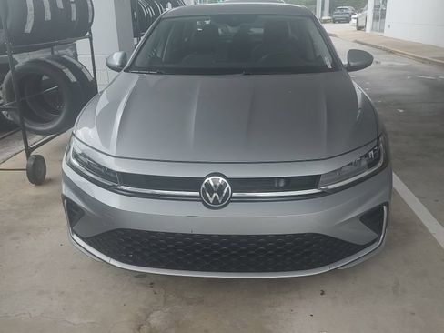 Used 2025 Volkswagen Jetta SE FWD image 10