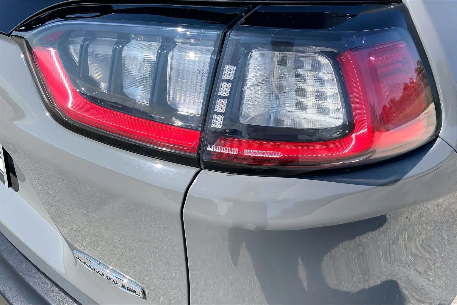 Used 2021 Jeep Cherokee Latitude Plus FWD image 30
