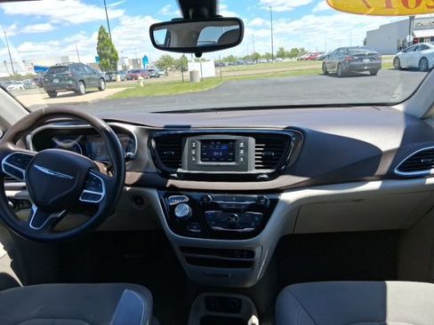 Used 2017 Chrysler Pacifica Touring FWD image 9