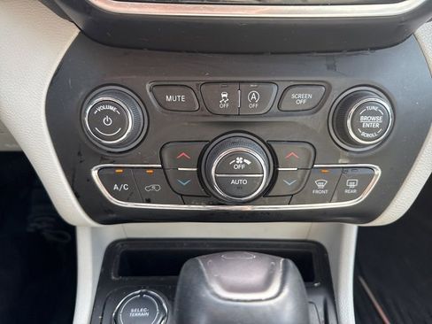 Used 2019 Jeep Cherokee Limited image 18