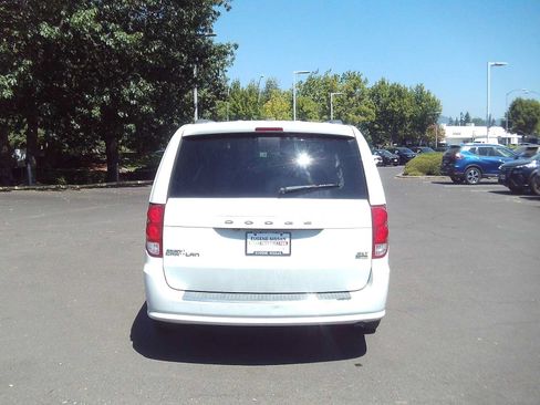 Used 2019 Dodge Grand Caravan SXT FWD image 4