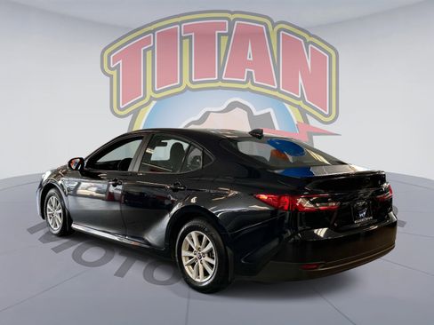 Used 2025 Toyota Camry XLE AWD/4WD image 2