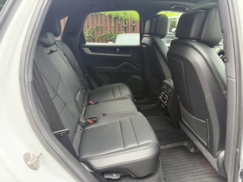 Used 2024 Porsche Cayenne AWD/4WD image 23
