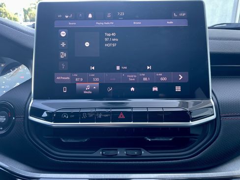 Used 2022 Jeep Compass Trailhawk w/ Trailhawk Convenience Group AWD/4WD image 27