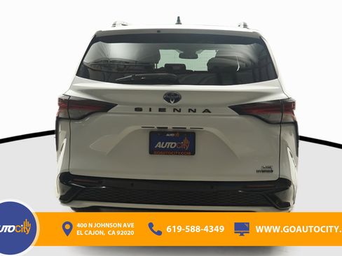 Used 2021 Toyota Sienna XSE FWD image 12