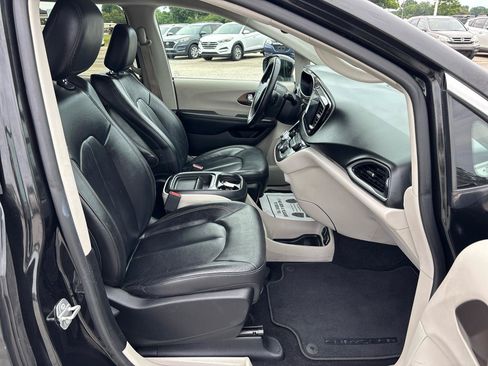 Used 2017 Chrysler Pacifica Touring-L FWD image 25