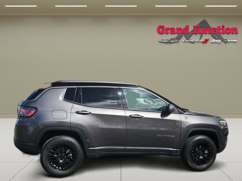 Used 2022 Jeep Compass Trailhawk w/ Trailhawk Elite Group AWD/4WD image 3