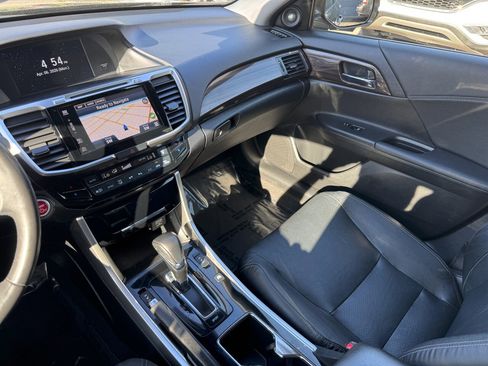 Used 2017 Honda Accord Touring image 24