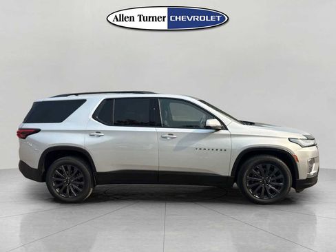 Used 2022 Chevrolet Traverse RS image 3