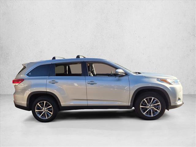 Used 2019 Toyota Highlander XLE FWD image 4