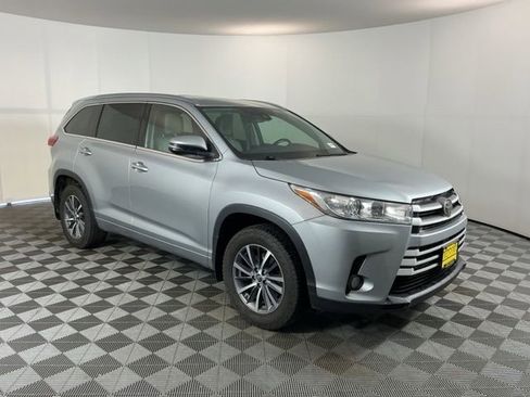 Used 2017 Toyota Highlander XLE AWD/4WD image 3