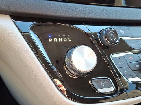 Used 2023 Chrysler Voyager LX image 15