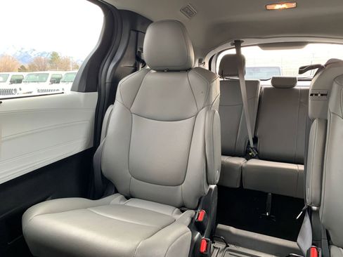Used 2025 Toyota Sienna XLE image 42