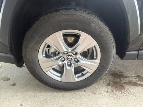 Used 2025 Toyota RAV4 XLE image 32