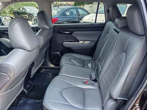 Used 2022 Toyota Highlander XLE image 11