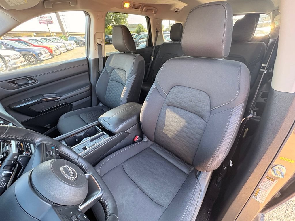 Used 2025 Nissan Pathfinder SV FWD image 23
