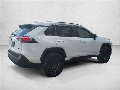 Used 2020 Toyota RAV4 XLE Premium image 5