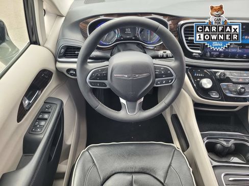 Used 2023 Chrysler Pacifica Limited FWD image 11