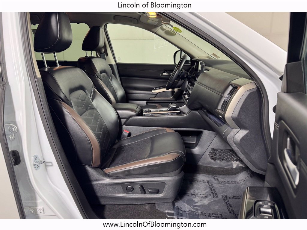 Used 2025 Nissan Pathfinder Platinum AWD/4WD image 10